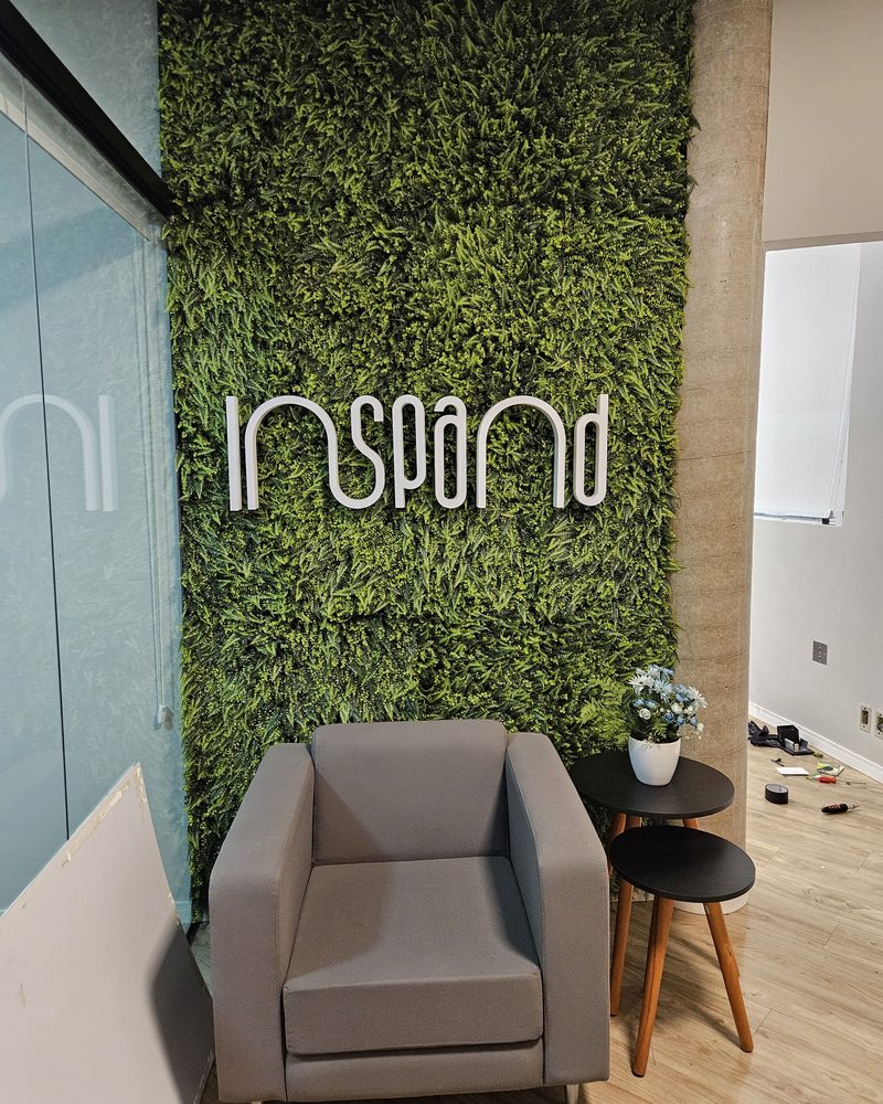 Painel de jardim vertical artificial na recepção da Inspira