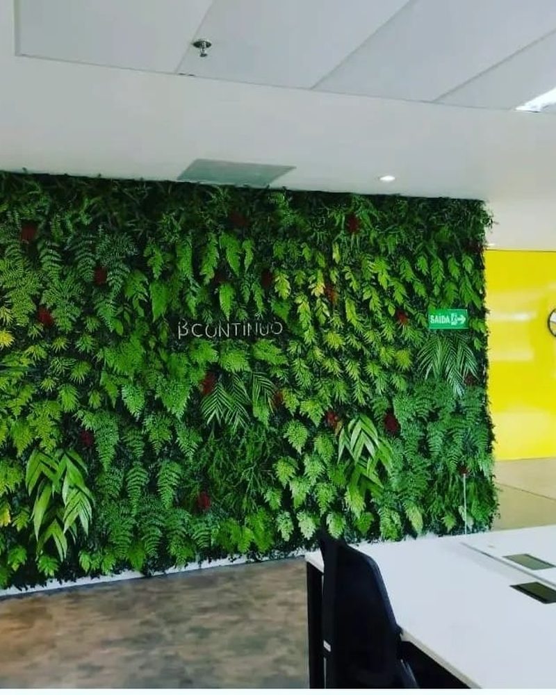 Jardim vertical de plantas artificiais em sala de reunião do Mercado Livre