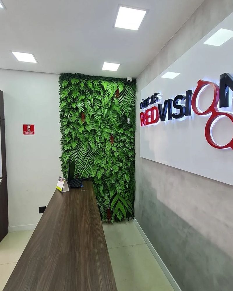 Painel de jardim vertical de plantas artificiais na ótica Red Vision