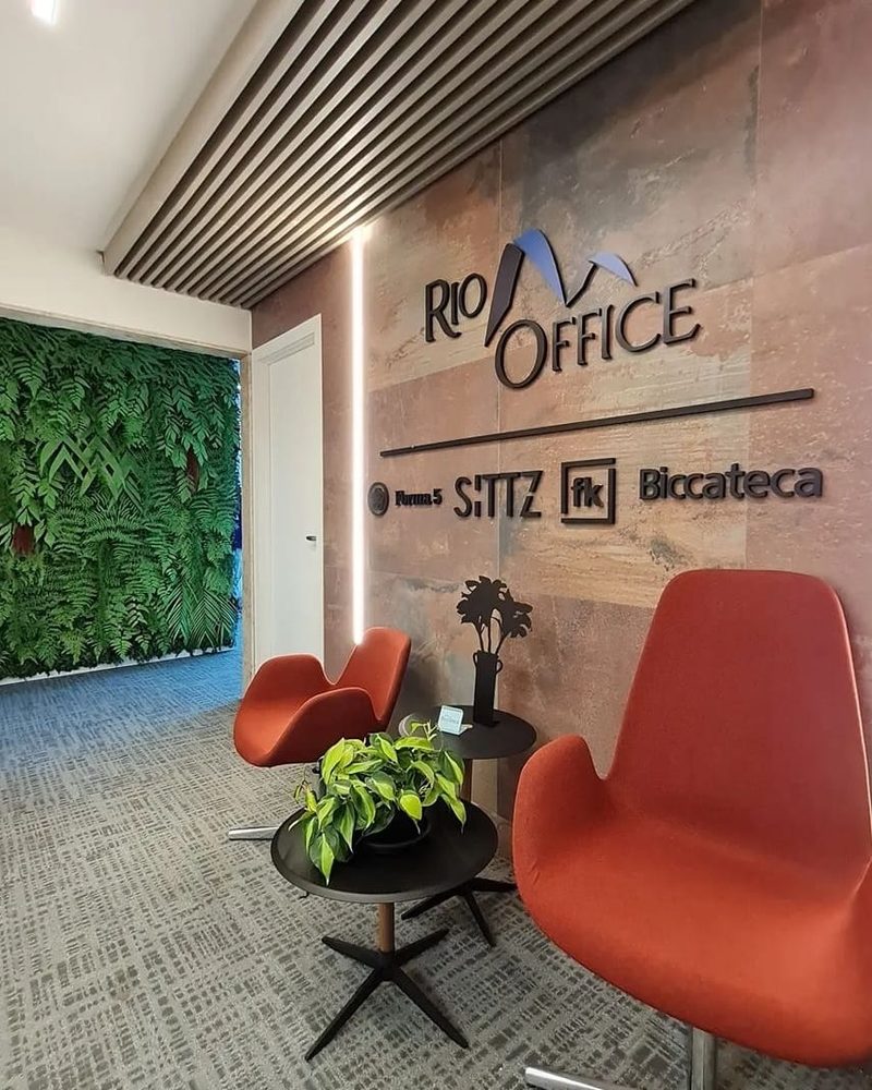 Jardim vertical de plantas artificiais no lobby do edifício Rio Office
